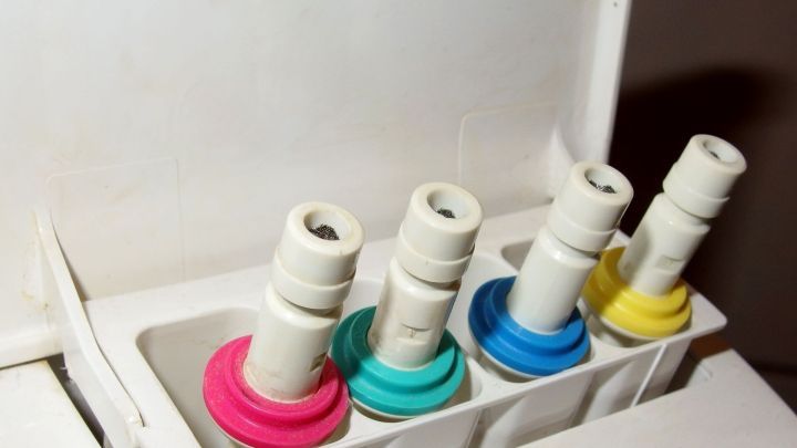 In einer Halterung stehen mehrere Mundduschen-Aufs&auml;tze in verschiedenen Farben, bereit zur Verwendung f&uuml;r die Reinigung.