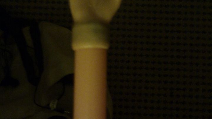 Eine Hand mit einem Schwamm befindet sich an einem langen Stiel, um eine Salbe auf dem R&uuml;cken aufzutragen.