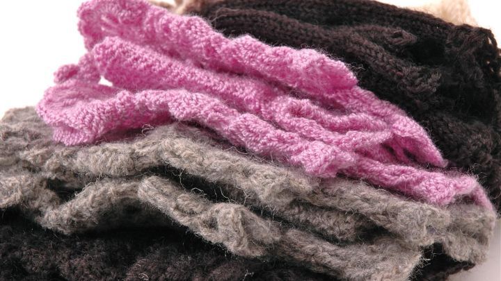 Bunte Handgelenkw&auml;rmer ruhen &uuml;bereinander, bereit, K&auml;ltegef&uuml;hl zu lindern und f&uuml;r W&auml;rme zu sorgen. Ideal gegen Frieren.