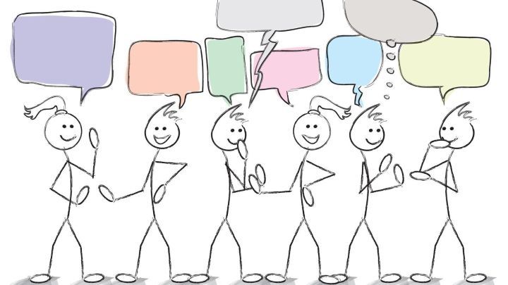 Sechs stickfigurenartige Personen stehen in einer Linie und tauschen Informationen aus, w&auml;hrend Sprechblasen &uuml;ber ihnen schweben.