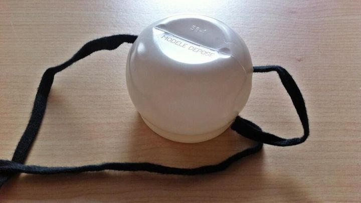 Ein runder Schn&uuml;rsenkelbinder liegt auf einem Tisch, bereit, Kindern das Schn&uuml;rsenkelbinden zu erleichtern.