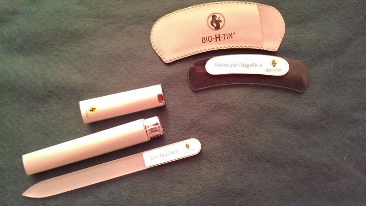 Glasnagelfeilen liegen auf einer dunklen Unterlage, bereit zur sanften Nagelpflege mit sorgf&auml;ltigem Design und H&uuml;llen.