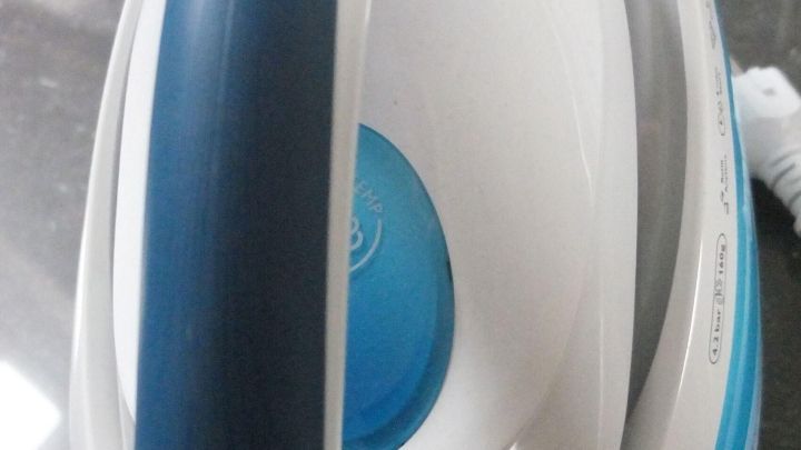 Die Dampfb&uuml;gelstation pr&auml;sentiert sich mit elegantem Design und nutzt Dampf, um Kleidung auf einem glatten Untergrund zu gl&auml;tten.