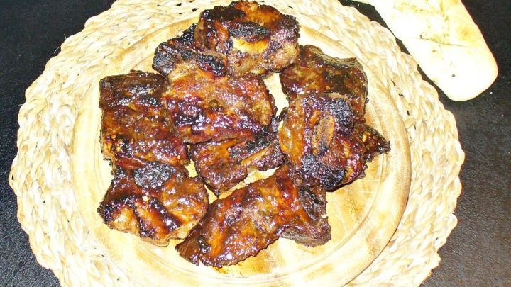 Zarte, marinierte Rinderrippen wie im Artikel: Im Backofen bei Niedrigtemperatur gegart und ideal mit frischem Baguette serviert.