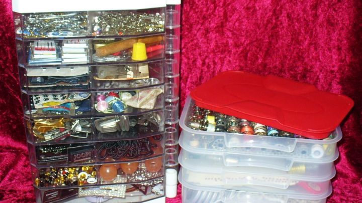 Ordentlich gestapelte Aufschnittboxen halten N&auml;hutensilien organisiert und sichtbar vor einem rot samtigen Hintergrund.