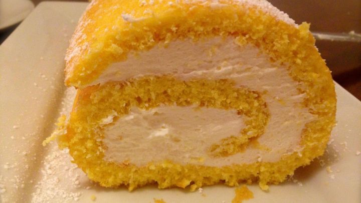 Luftiger Biskuit und erfrischende Zitronensahne: So l&auml;sst sich die zitronige Biskuitrolle aus dem Rezept einfach selber machen.