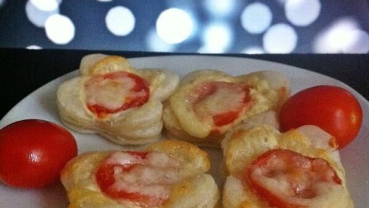 Blätterteig Snacks mit Tomaten, Kräuterfrischkäse &amp; Mozzarella