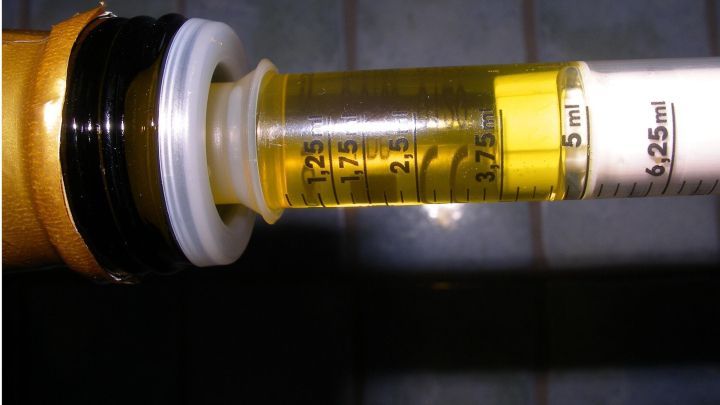 Ein &Ouml;lspender zeigt eine pr&auml;zise Dosierung von &Ouml;l. Die gelbe Fl&uuml;ssigkeit wird genau abgemessen.