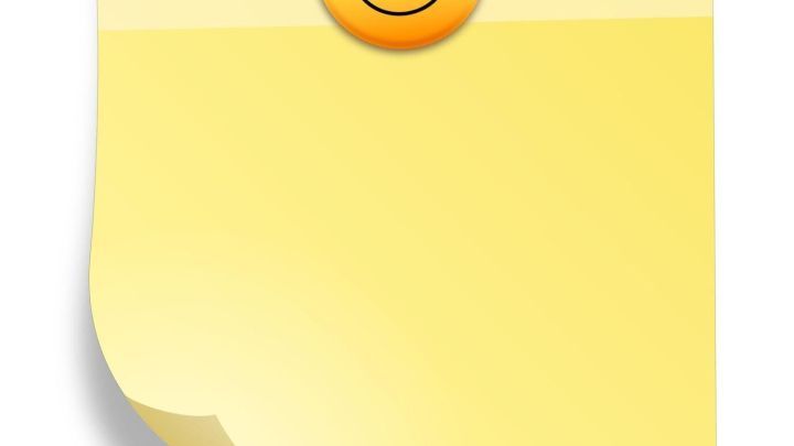 Ein gelbes Notizzettelchen mit einem l&auml;chelnden Smiley oben, bereit f&uuml;r Nachrichten in der K&uuml;che.