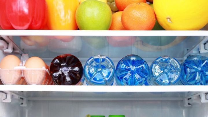 Bunte Lebensmittel sind ordentlich im K&uuml;hlschrank angeordnet, bereit zur Nutzung, um keine Lebensmittel wegzuwerfen.