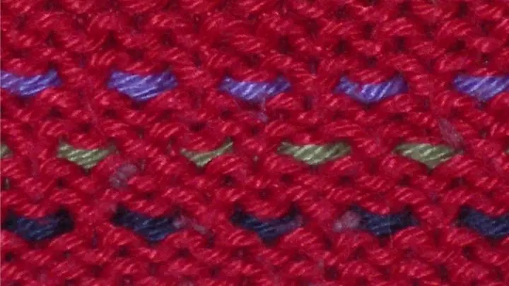Heftstich -  Die Sticknadel dabei wie beim Weben immer abwechselnd &uuml;ber und unter einer Masche einer Strickreihe entlangf&uuml;hren. Mehrere F&auml;den versetzt f&uuml;hren.