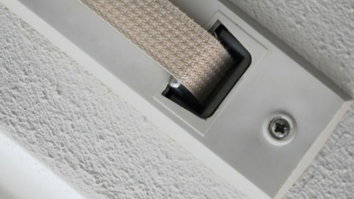 So bringst du vergilbte Rolladengurte mit einfachen Hausmitteln wieder sauber &ndash; ideal gegen hartn&auml;ckigen Nikotinfilm.