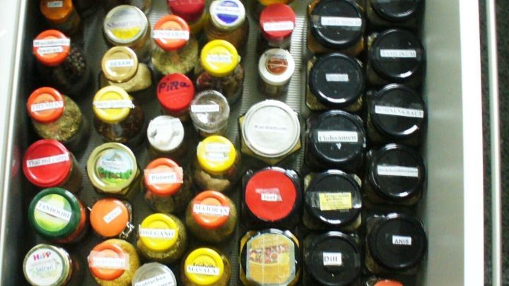 Verschiedene gekennzeichnete Deckel sind ordentlich in einer Schublade angeordnet, um eine bessere &Uuml;bersicht zu gew&auml;hrleisten.