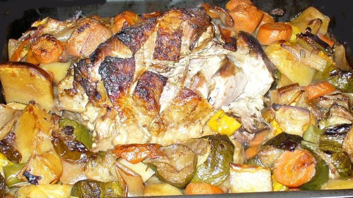 Saftiger Putenschenkel mit Gem&uuml;se und Kartoffeln: Einfach alles in den Backofen geben und ein herzhaftes Ofengericht genie&szlig;en.