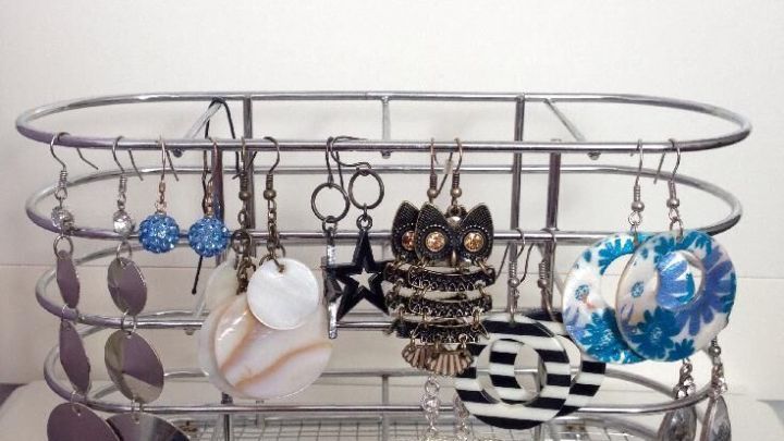 Ein Schmuckst&auml;nder zeigt verschiedene Ohrringe, die dekorativ aufgeh&auml;ngt sind, und sorgt f&uuml;r Ordnung im Raum.