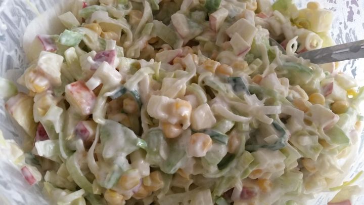 Apfel-Porree-Salat: Frische Kombination aus Lauch, Apfel und Mais &ndash; ein knackiges, cremiges Highlight f&uuml;r Buffets und Familienfeiern.