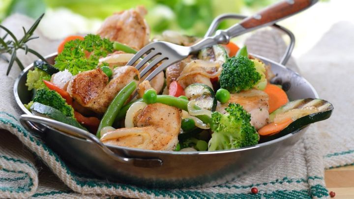 Preiswert und schnell - Hähnchenfilet mit Gemüse - Rezept | Frag Mutti