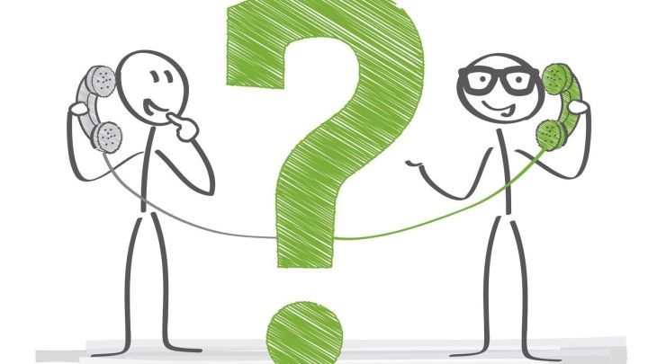 Zwei Strichm&auml;nnchen telefonieren miteinander, w&auml;hrend ein gro&szlig;es Fragezeichen im Hintergrund steht, das Unklarheit symbolisiert.