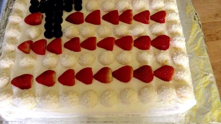 Schneller Konfirmationskuchen mit Raffaellos und Erdbeeren: ein Hingucker mit Kreuz aus Trauben und fruchtig-cremigem Geschmack