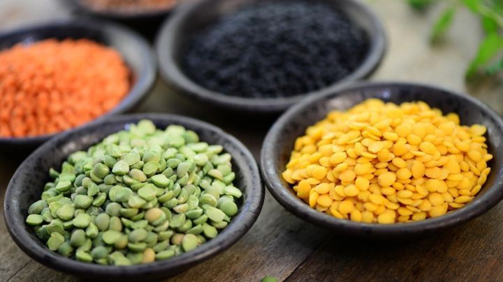 Bunte Schalen mit verschiedenen Linsenarten zeigen gesunde Nahrungsmittel zur Bek&auml;mpfung von Eisenmangel.
