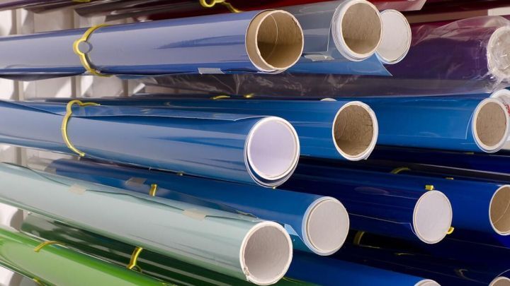 Bunte Folienrollen stehen ordentlich gestapelt, bereit zur Verwendung, um die K&uuml;che aufh&uuml;bschen zu lassen.