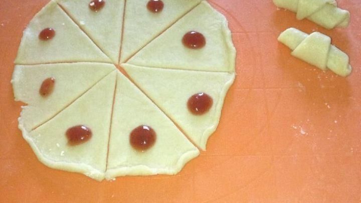 Rogaliki: So einfach gelingen dir polnische Marmeladenh&ouml;rnchen: Teig f&uuml;llen, rollen und backen.