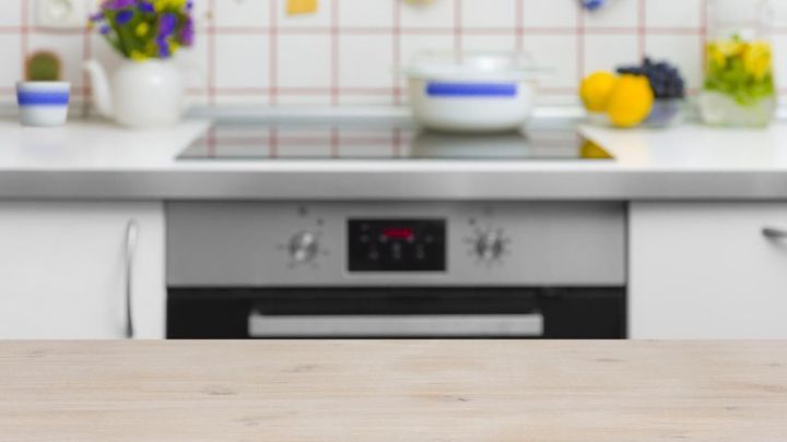 Holzarbeitsfl&auml;chen bleiben dank einfachem Hausmittel fleckenfrei &ndash; so entfernst du Obstflecken schnell und schonend aus Holz.