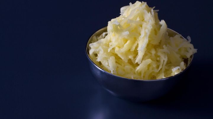 Locker geriebene Kartoffeln: Sie bilden die Basis f&uuml;r das alte Rezept der Buttermilchg&ouml;tzen, ein traditionelles Gericht aus einfachen Zutaten.