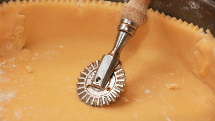 Kalter M&uuml;rbeteig l&auml;sst sich leichter verarbeiten und bekommt mit dem richtigen Werkzeug perfekte R&auml;nder f&uuml;r deinen Kuchen.