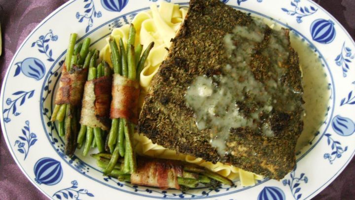 Probiere Wildlachsfilet Proven&ccedil;al mit Kr&auml;uterkruste, Bandnudeln und Speckbohnen &ndash; einfach zubereitet nach dem Tipp mit g&uuml;nstigen Zutaten.