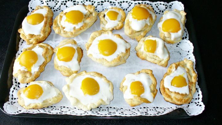 Bl&auml;tterteig-Eier zu Ostern: Mit Quark und Aprikosen auf Bl&auml;tterteig holst du dir s&uuml;&szlig;e, kreative Osternest-Ideen auf den Tisch.