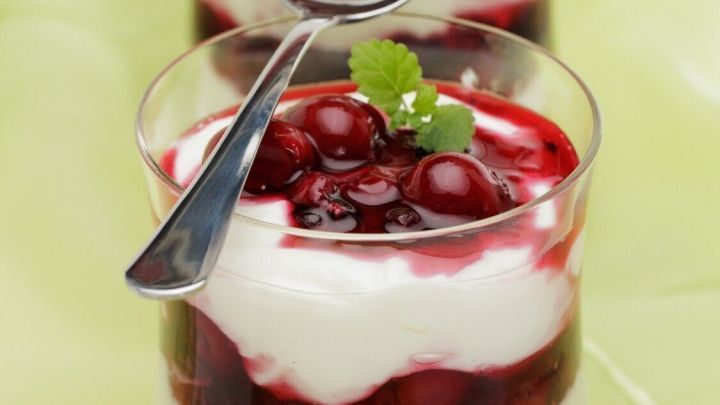 Verw&ouml;hne dich mit einer fruchtigen Creme aus wei&szlig;er Schokolade und Kirschen &ndash; einfach geschichtet, schnell gemacht.