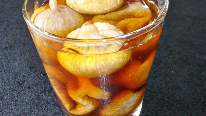 Getrocknete Feigen in Wasser eingelegt: Ein einfaches Hausmittel aus dem Artikel, das bei tr&auml;gem Darm unterst&uuml;tzen kann.