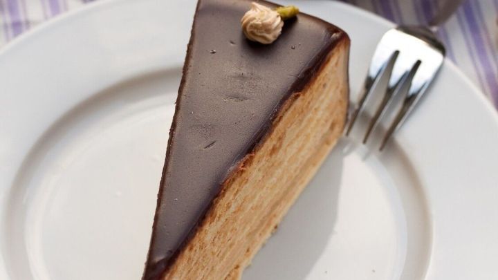 Luftige Nougat-Sahne-Torte mit Knusperboden: Perfekt f&uuml;r Deinen Nachmittagskaffee &ndash; ein Genuss f&uuml;r alle Liebhaber feiner Torten.
