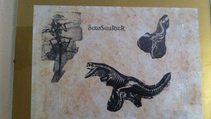 Fossiliengrafiken von Dinosauriern sind auf Pergamentpapier gedruckt, mit dem Wort "dinoSaurieR" in der Mitte.