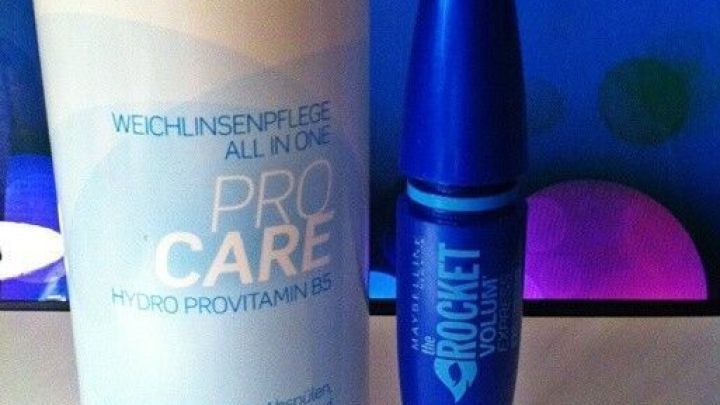 Eine blaue Mascara steht neben einer Flasche mit Pflegeprodukt, bereit, um fl&uuml;ssiger gemacht zu werden.