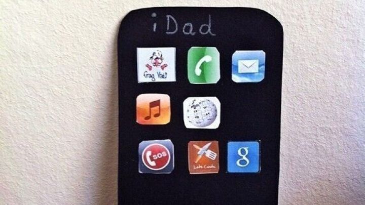 Ein schwarzes Handy-Diagramm zeigt Apps und den Schriftzug &bdquo;iDad&ldquo;, kreativ gestaltet als Vatertagskarte.