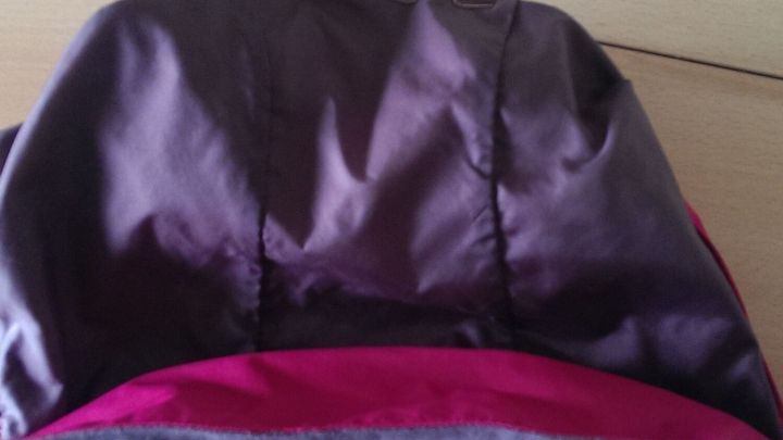 Eine Kapuze auf einem Tisch zeigt, wie man die r&uuml;ckw&auml;rtige L&auml;nge einer Kapuze k&uuml;rzen kann.