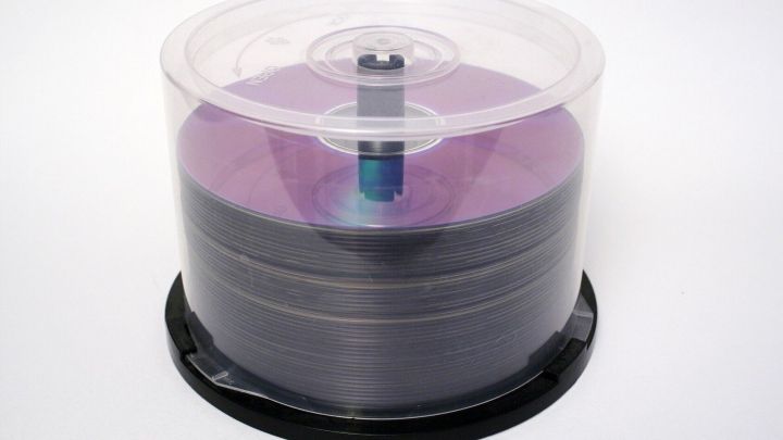 Ein Wollkn&auml;uelhalter aus einer alten DVD-Spindel, der funktional zum Aufbewahren von Garn dient.