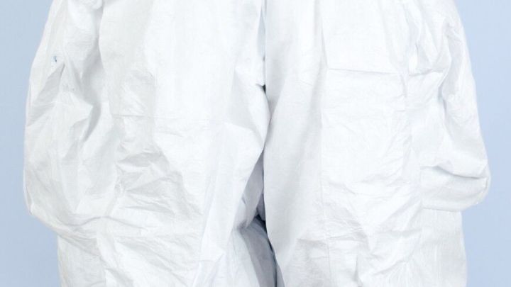 Ein wei&szlig;er Tyvek-Anzug h&auml;ngt an einer Wand, bereit f&uuml;r die Verwendung in verschiedenen Hobbys und handwerklichen Projekten.