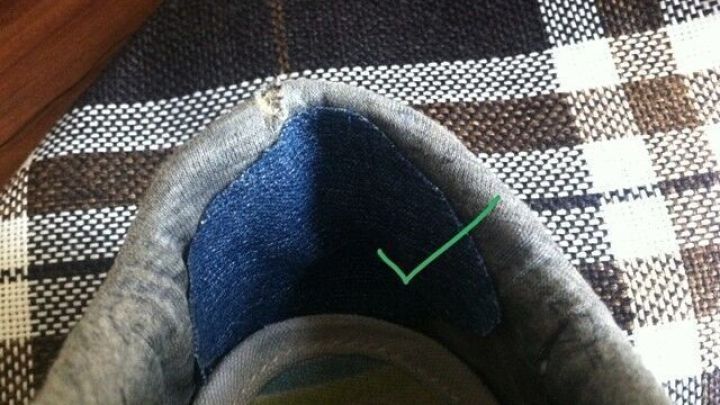 Eine Schuhsohle wird gezeigt, die einem Fersenfutter zugrunde liegt, w&auml;hrend ein gr&uuml;ner Faden zum Markieren sichtbar ist.