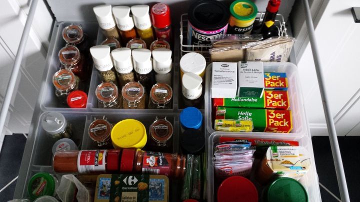 Eine Gew&uuml;rzschublade nach Ma&szlig; zeigt ordentlich angeordnete Gew&uuml;rze und Saucen in transparenten Boxen, bereit zur Nutzung.