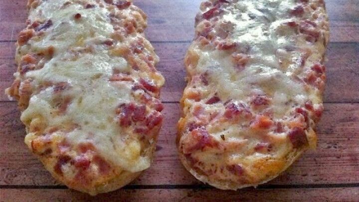 Herzhaft gef&uuml;llte Br&ouml;tchen frisch aus dem Ofen: Mit K&auml;se &uuml;berbacken, schnell gemacht und ideal als Snack f&uuml;r zwischendurch.