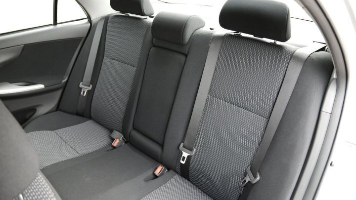 Das Auto zeigt die R&uuml;ckbank, die sauber und ordentlich aussieht, w&auml;hrend Spiritus und Natron zur Geruchsbeseitigung genutzt werden.