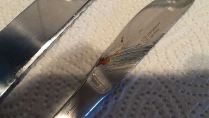 Edelstahlbesteck zeigt Rostflecken auf den Klingen, die auf einem Papiertuch liegen und zur Reinigung vorbereitet werden.