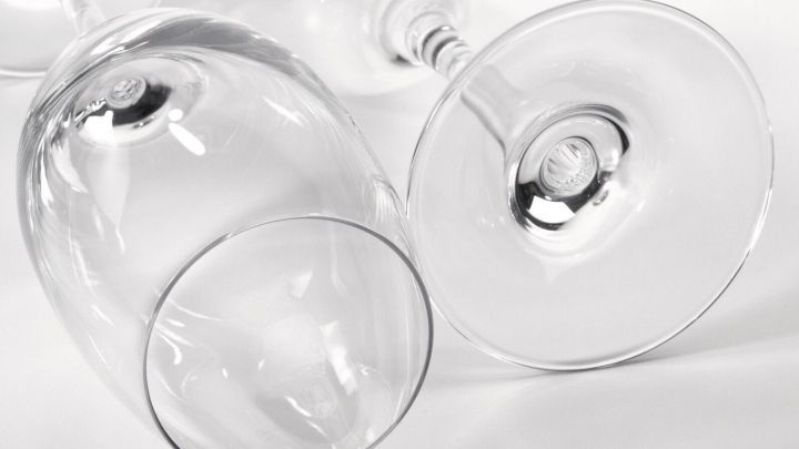 Klaren Gl&auml;ser liegen auf einem wei&szlig;en Tisch, bereit zum Sp&uuml;len nach der Benutzung. Ein sauberes Umfeld umgibt sie.