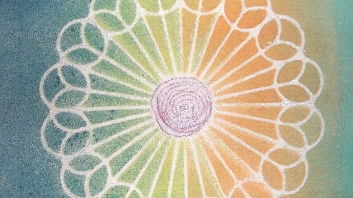 Ein farbenfrohes Mandala mit Glitzereffekten auf einem sanften Hintergrund verleiht der Kleidung ein kreatives Flair.