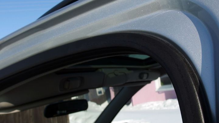 Ein Auto mit ge&ouml;ffneten T&uuml;ren steht im Schnee, wobei der T&uuml;rrahmen zeigt, dass Autot&uuml;ren nicht zugefroren sind.