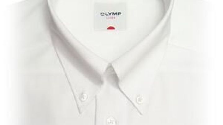 Ein wei&szlig;es Hemd zeigt einen klassischen Kragen mit Kn&ouml;pfen, auf einem Label steht "OLYMP".