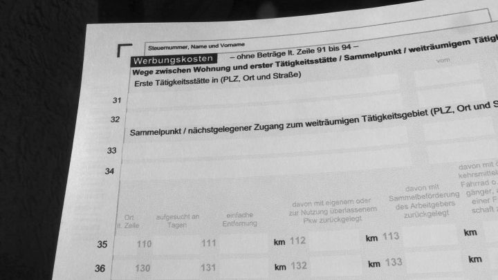 Ein Formular zur Angabe von Werbungskosten, insbesondere zur Rechtschutzversicherung, wird ausgef&uuml;llt.